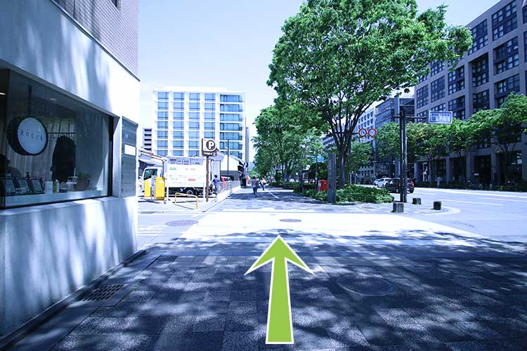 2.地下鉄「烏丸御池駅」1番出口を出ます。進むとセブンイレブンがありますので直進してください。