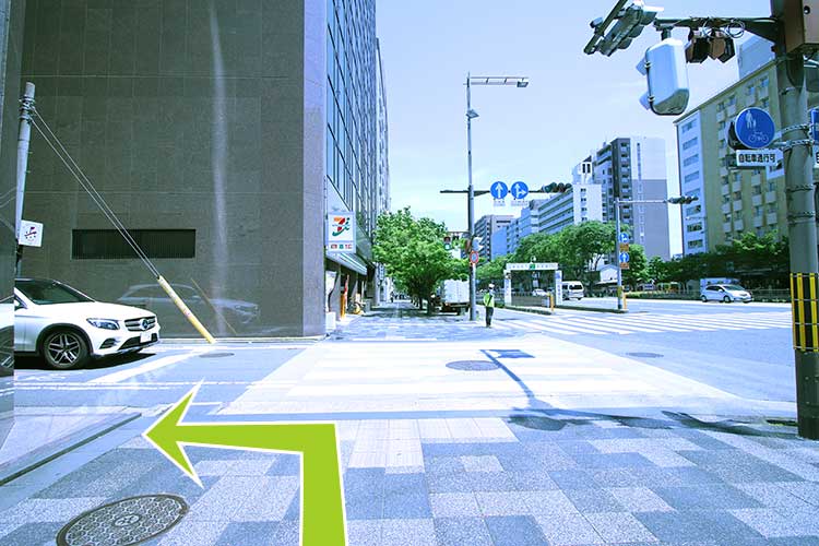 セブンイレブンが見えましたら、信号を渡らずに、お車に気を付けて左折をしてください。